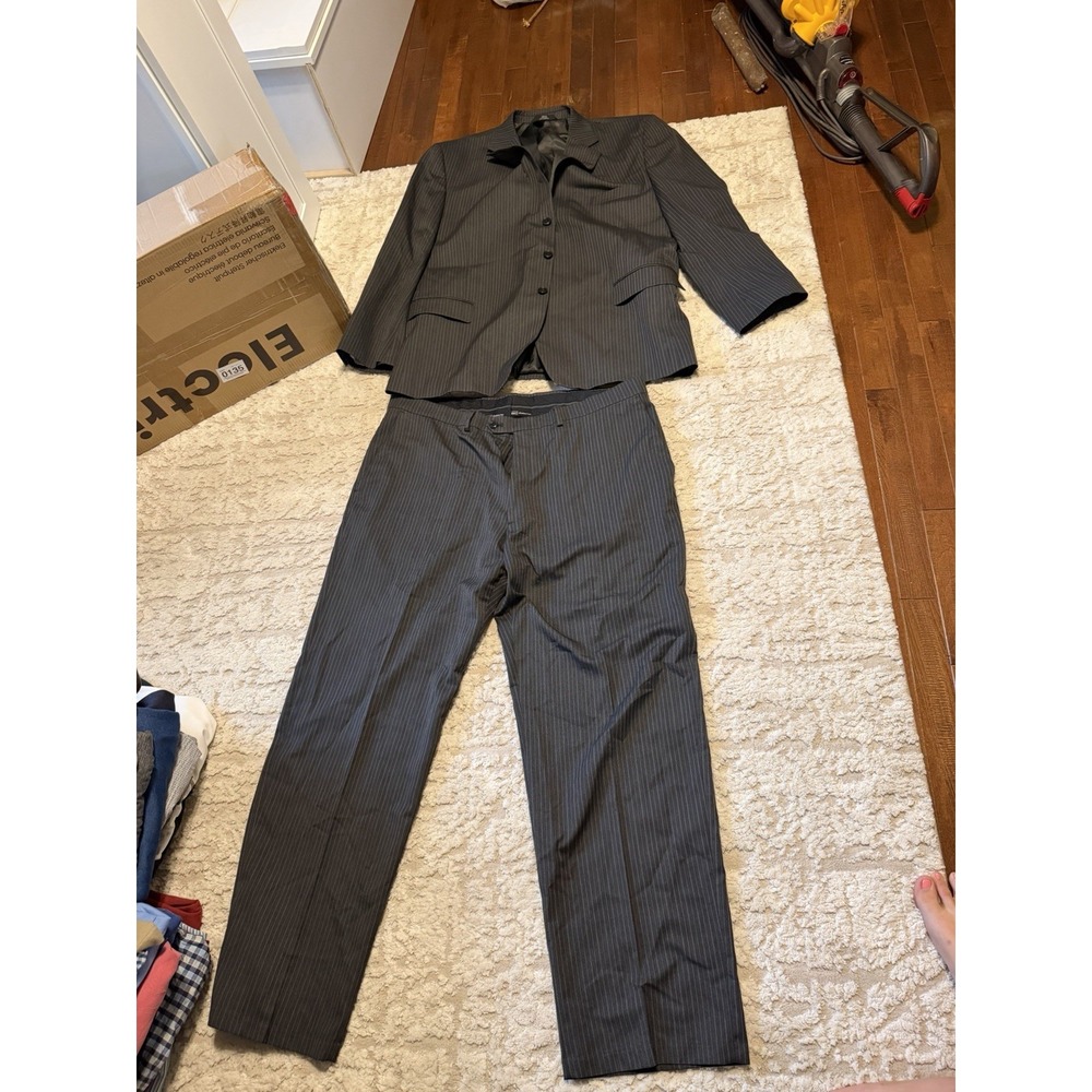 Mens Haggar Suit 42x32 Paints And Jacket Suit Set. Gray And Stripped